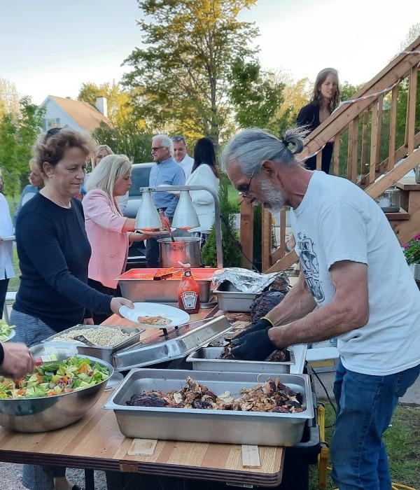 Viandes rôties sur une rôtissoire au feu de bois d'érable par Méchoui du Marquis, traiteur au Québec spécialisé en méchoui traditionnel pour mariages et évènements festifs